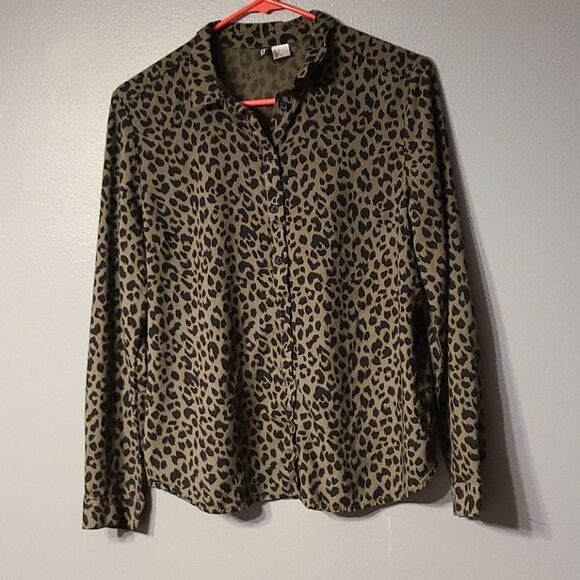 H&M Tops - Olive cheetah print button up shirt